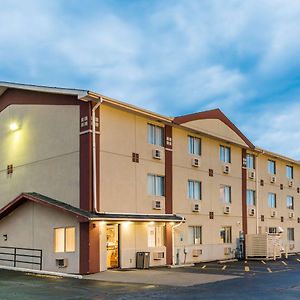 Super 8 By Wyndham Bloomington